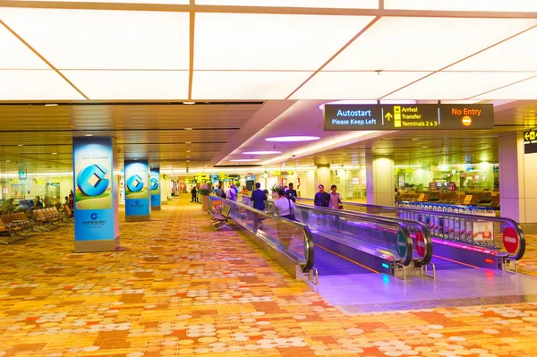 Сингапурском Аэропорту Чанги Люди Передвигаются Самолёте Багажом — стоковое фото