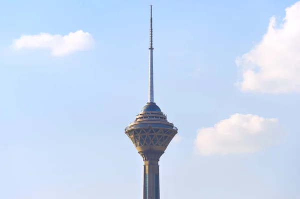 Tour Milad Avec Ciel Bleu Nuages Soleil Téhéran Iran — Photo