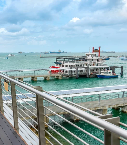 Pier Met Retro Cruise Schip Schepen Met Boten Haven Bewolkte — Stockfoto