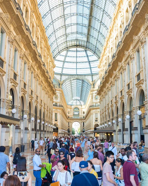 Milán Italia Agosto 2017 Personas Galleria Vittorio Emanuele — Foto de Stock