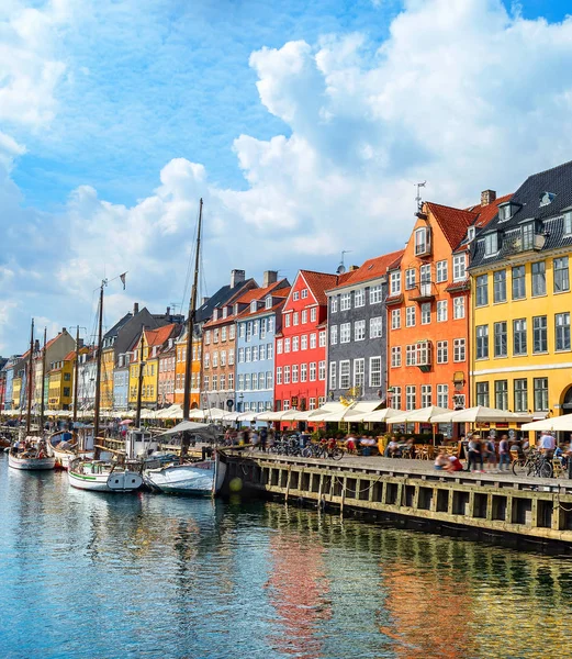 Emberek Séta Napsütötte Nyhavn Rakparton Lehorgonyzott Hajók Koppenhága Dánia — Stock Fotó