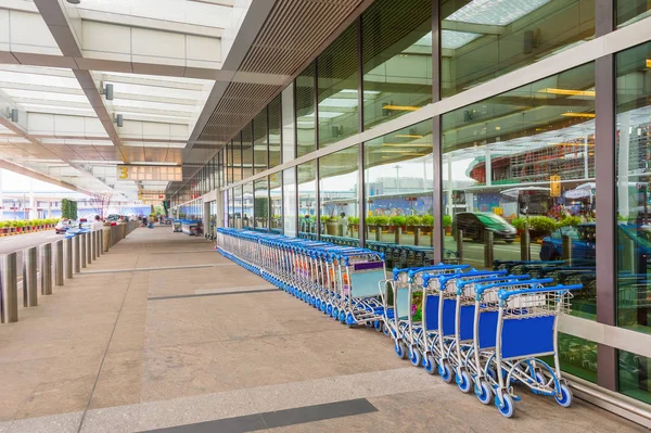 Righe Carrelli Bagagli All Ingresso Dell Aeroporto Singapore Taxi Che — Foto Stock