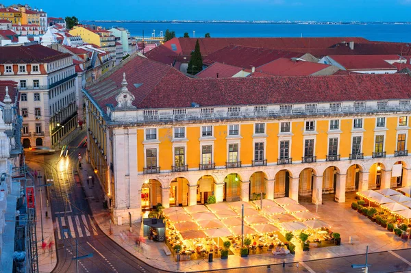 空中晚的看法被照亮的餐馆在里斯本的商业广场 老城区天际线在背景 葡萄牙 — 图库照片
