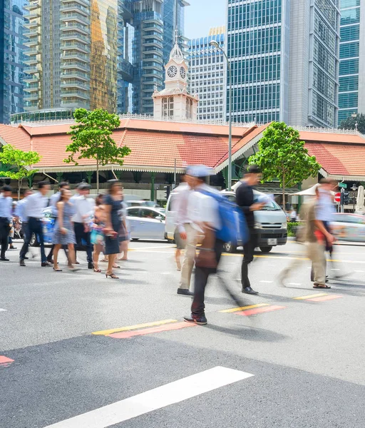 Menschen Einer Kreuzung Während Der Hauptverkehrszeit Geschäftszentrum Von Singapore — Stockfoto