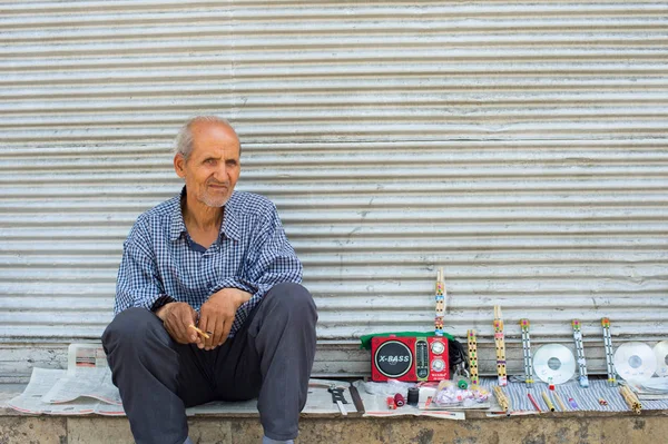 Terhan Iran May 2017 Man Selling Music Stuff Street Tehran — Stock Photo, Image