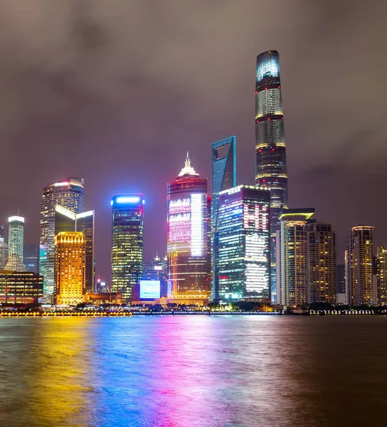 夜晚照亮上海城市天际线 水面上倒映着五颜六色的灯光 — 图库照片