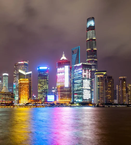 Langit Kota Shanghai Yang Teriluminasi Pada Malam Hari Dengan Lampu — Stok Foto