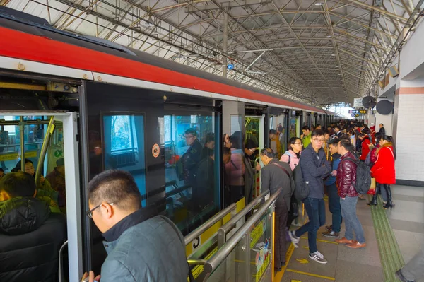 Shanghai China Dec 2016 People Boarding Train Shanghai Metro Station — Stock Photo, Image