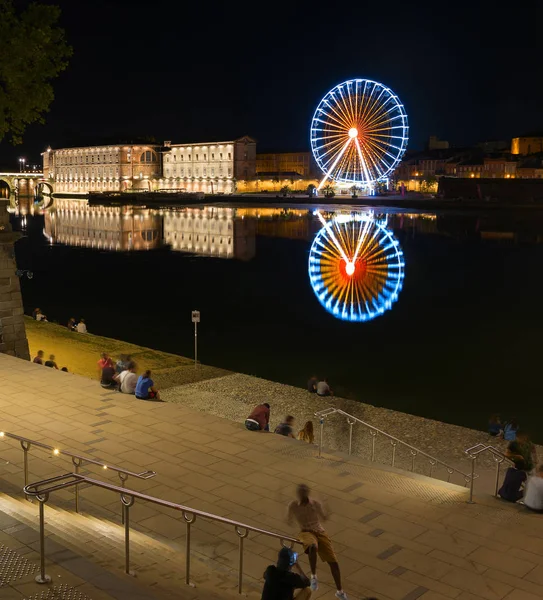 Menschen Der Promenade Toulouse Fährenrad Spiegelt Sich Fluss Garone Frankreich — Stockfoto