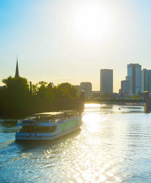 Quartiere Finanziario Nave Crociera Sul Fiume Meno Tramonto Francoforte — Foto Stock