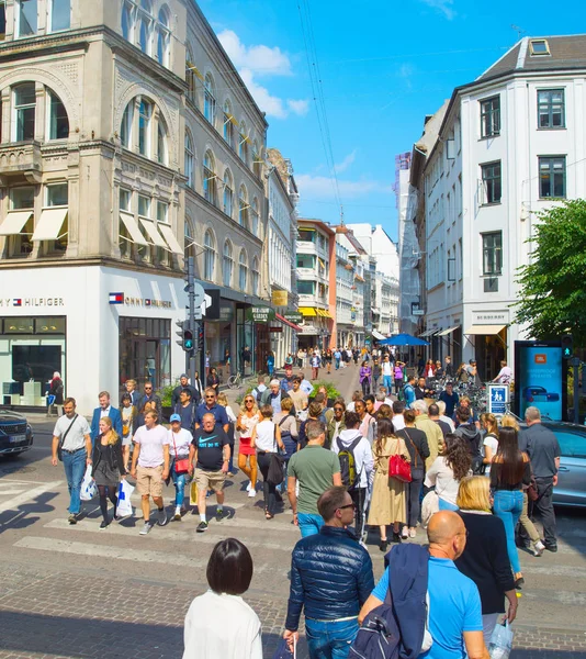 Copenhagen Dinamarca Junio 2018 Gente Cruzando Calle Comercial Central Copenhague — Foto de Stock