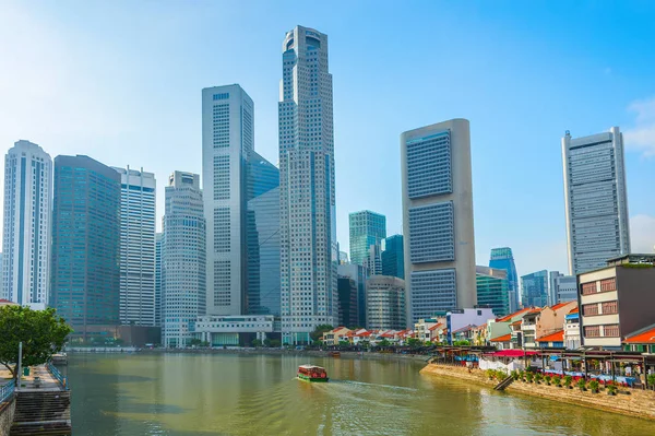 Touristisches Boot Ufer Mit Restaurants Moderne Skyline Von Singapur Sonnenschein — Stockfoto