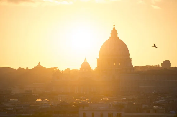 罗马天际线与圣彼得大教堂在梵蒂冈在日落背景 — 图库照片
