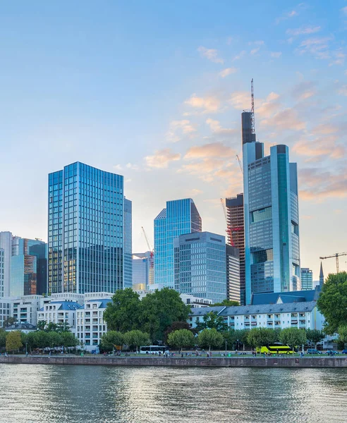 Abendliche Skyline Der Beleuchteten Frankfurter Innenstadt Mit Moderner Architektur — Stockfoto