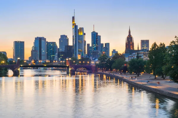 Kvällen Skyline Belysta Frankfurt Downtown Med Modern Arkitektur — Stockfoto