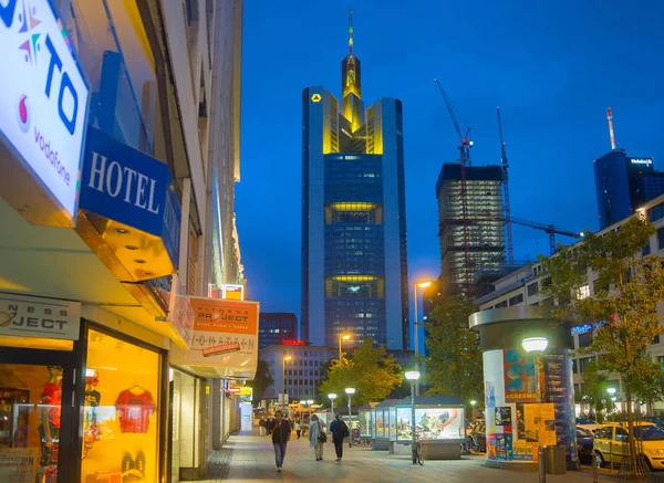 Abendliche Skyline Der Beleuchteten Frankfurter Innenstadt Mit Moderner Architektur — Stockfoto