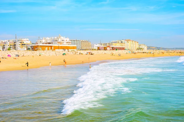 Lisbona Portogallo Settembre 2018 Gente Sulla Spiaggia Cittadina Alla Luce — Foto Stock