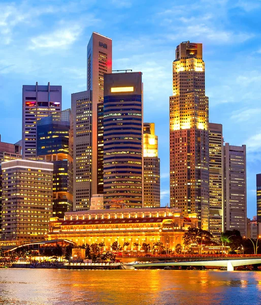 新加坡市中心的夜景市中心 在夜间灯火通明的现代建筑 — 图库照片
