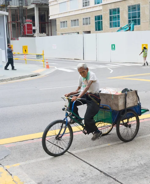 Cingapura Fevereiro 2017 Homem Montando Triciclo Estrada Cingapura — Fotografia de Stock