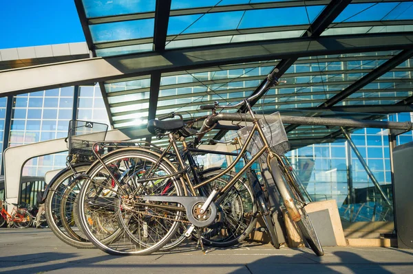 在阳光明媚的日子里 卡斯特鲁普国际机场在玻璃天篷下的停车场上的自行车特写镜头 — 图库照片