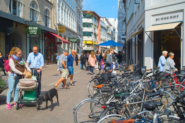 Kopenhagen Dänemark Juni 2018 Menschen Kopenhagens Zentraler Einkaufsstraße Mit Fahrradabstellplätzen — Stockfoto