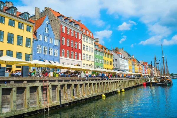 Τουρίστες Nyhavn Ανάχωμα Καφετέριες Και Εστιατόρια Στο Λαμπρό Ηλιόλουστη Μέρα — Φωτογραφία Αρχείου
