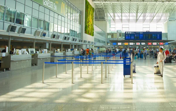 Frankfurt Agosto 2018 Personas Sala Salidas Del Aeropuerto Internacional Frankfurt —  Fotos de Stock