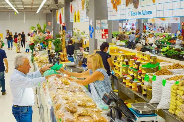 Πόρτο Πορτογαλία Σεπτεμβρίου 2018 Καταναλωτές Στην Αγορά Λαχανικών Στο Πόρτο — Φωτογραφία Αρχείου