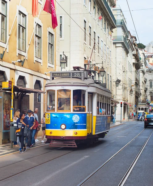 Lisszabon Portugália 2018 Október Villamos Lisszaboni Régi Város Utca — Stock Fotó