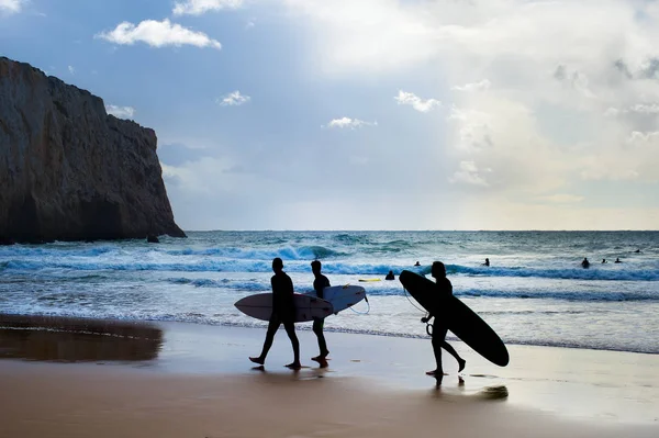 Ομάδα Surfers Ιστιοσανίδες Στην Παραλία Του Algarve Πορτογαλία — Φωτογραφία Αρχείου