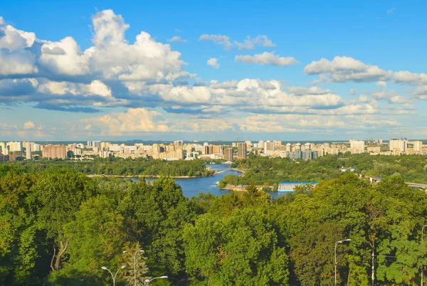 Ηλιόλουστο Στον Ορίζοντα Της Πόλης Κίεβο Στις Πράσινες Όχθες Του — Φωτογραφία Αρχείου