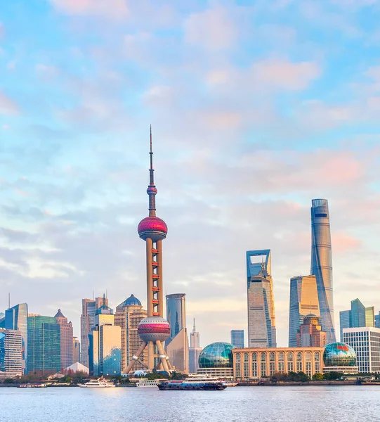 上海大都市路堤上的五颜六色的夕阳与现代建筑 摩天大楼和著名电视塔的建筑 — 图库照片
