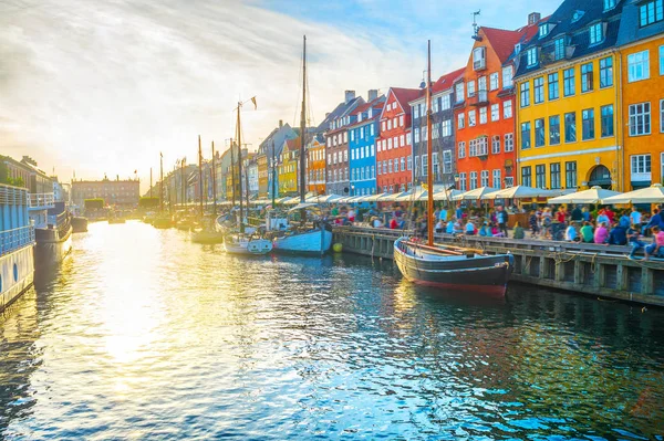 Nyhavn Nézet Csónakokkal Embankmentat Naplemente Emberek Gyaloglás Éttermek Koppenhága Dánia — Stock Fotó