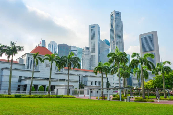 Singapore Parliament Building Green Grass Lawn Modern City Skyline Background — Stock Photo, Image