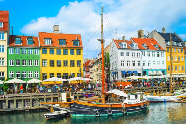 Vista Panorámica Nyhavn Con Barcos Por Terraplén Bajo Sol Brillante —  Fotos de Stock