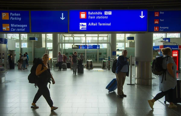 終了フランクフルト空港 フランクフルト マイン ドイツの上方向の情報掲示板標識荷物を持つフランクフルト マイン ドイツ 2018 — ストック写真