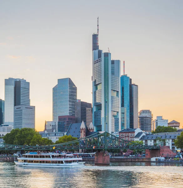 Şehir Dolgu Turistik Tekneler Frankfurt Manzarası Ile Modern Mimarisi Almanya — Stok fotoğraf