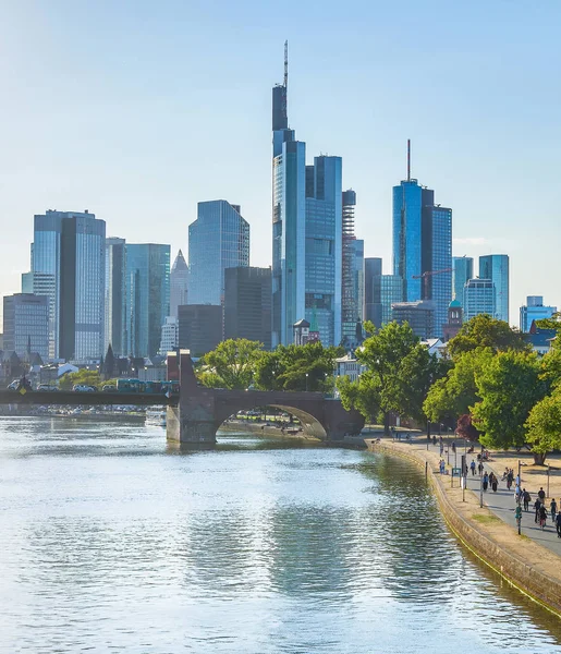 Mensen Lopen Langs Groene Frankfurt Dijk Avond Zonlicht Stad Skyline — Stockfoto