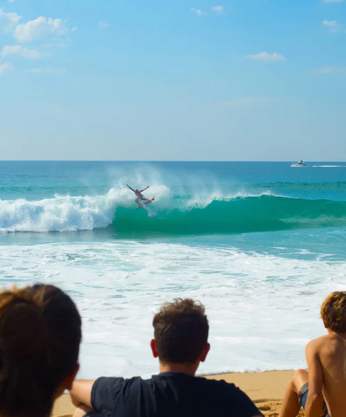 Persone Che Guardano Concorso Surf Sulla Spiaggia Peniche Portogallo — Foto Stock