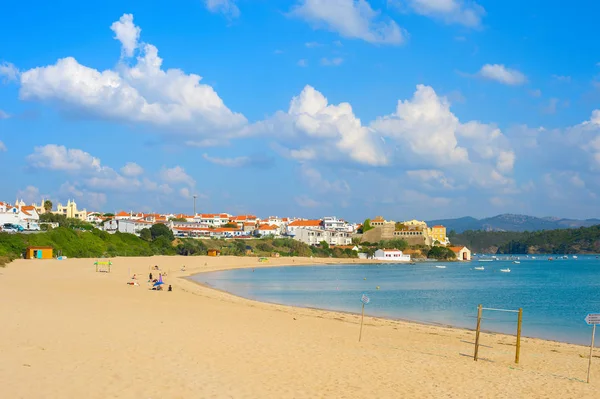 전통적인 마을와 Alentejo 포르투갈 해변에 사람들이 — 스톡 사진