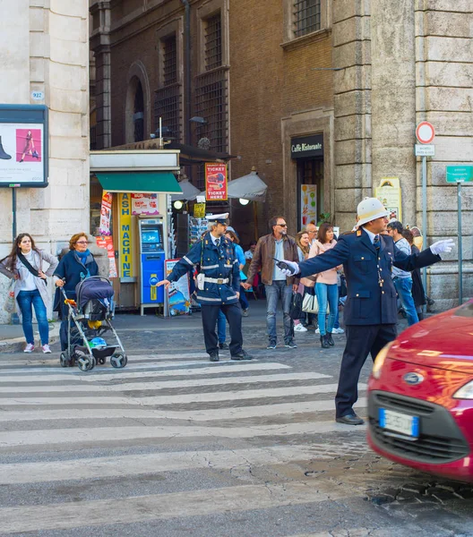 ローマ旧市街の道でローマ イタリア 2016 道路警官 ローマはイタリアの首都 — ストック写真