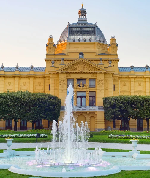 Fuente Parque Por Teatro Nacional Croata Zagreb Croacia — Foto de Stock