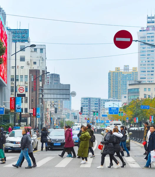 Shanghai Şehir Üzerinde Sokak Çin Yaya Geçidi Yürüyen Insan Kalabalığı — Stok fotoğraf