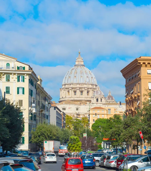 意大利 2016年11月01日 在罗马街头的交通在梵蒂冈圣彼得大教堂的景色 — 图库照片