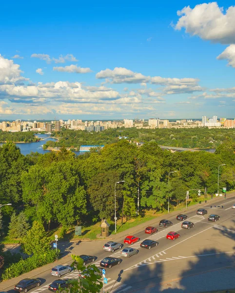 Skyline Soleggiato Della Città Kiev Fiume Dnipro Traffico Strada Ucraina — Foto Stock