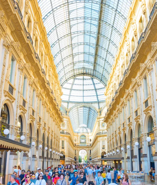 Multitud Personas Comprando Galleria Vittorio Emanuele Milán Italia — Foto de Stock