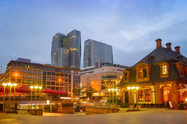 Avond Stadsgezicht Van Frankfurt Met Verlichte Binnenstad Uitzicht Moderne Skyskrapers — Stockfoto
