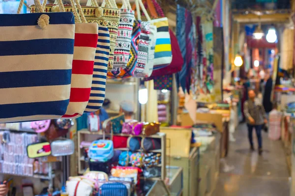 Rynek Grand Bazaar Teheranie Rzędy Kolorowych Sklepów Wyrobami Włókienniczymi Torby — Zdjęcie stockowe