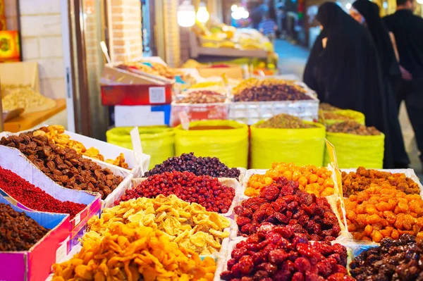 Hidzsábi Nők Szárított Gyümölcsöket Dióféléket Keresnek Teheráni Grand Bazaar Standján — Stock Fotó