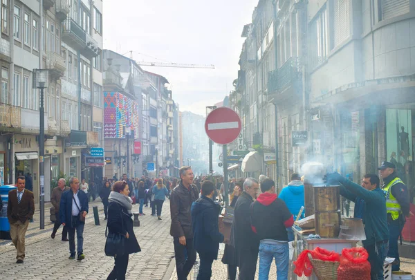 Porto Portugal Novembro 2016 Vendedor Local Que Vende Castanha Rua — Fotografia de Stock